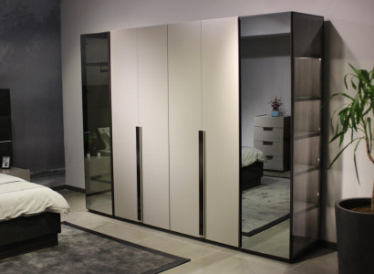 Schrank Designer Kleiderschrank mit Spiegel Schlafzimmer Luxus Möbel Holz Neu